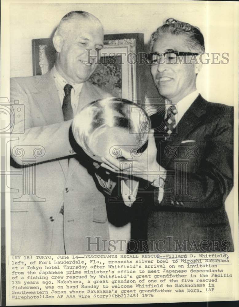 Load image into Gallery viewer, 1976 Press Photo Willard Whitfield presents bowl to Hiroshi Nakahama, Tokyo

