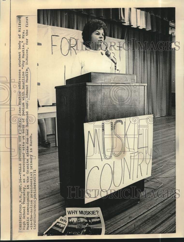 1971 Press Photo Mrs. Jane Muskie campaigns for her husband at Milford High, NH.