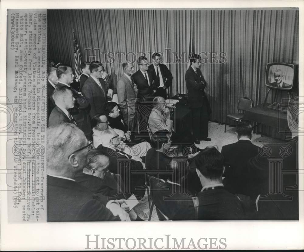 1965 Press Photo State Governors watch a Vietnam television report, Minneapolis