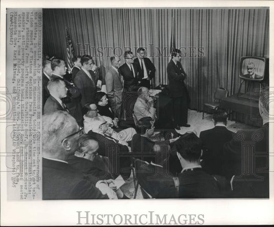 1965 Press Photo State Governors watch a Vietnam television report, Minneapolis