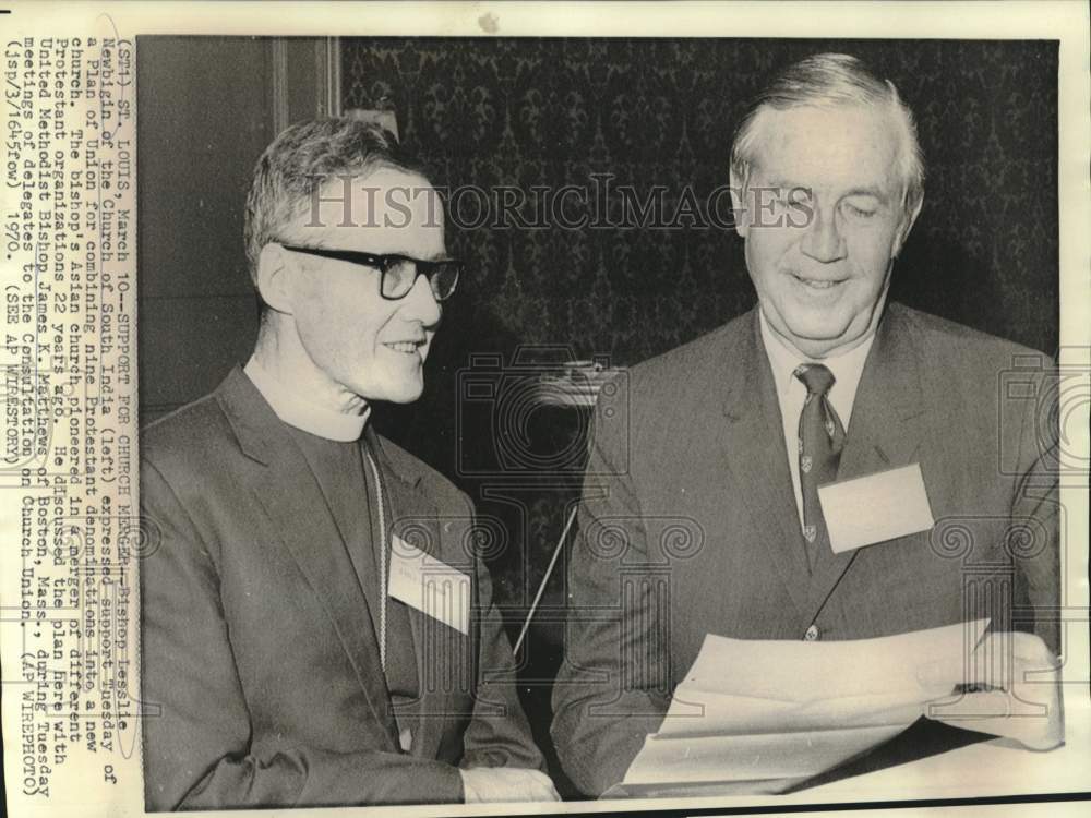 1970 Press Photo Bishops Lesslie Newbigin, James Matthews discuss merger, MO.
