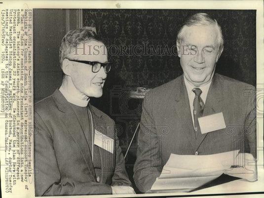 1970 Press Photo Bishops Lesslie Newbigin, James Matthews discuss merger, MO.