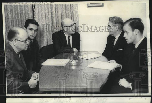 1968 Press Photo Pres. Nixon's incoming team meets with White House aides, Wash.