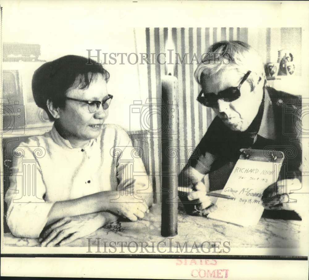 1972 Press Photo Mme. Sishawath and AP correspondent Hugh Mulligan check dates