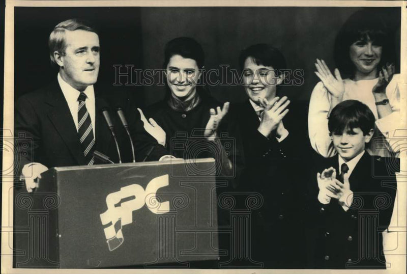 Load image into Gallery viewer, 1989 Press Photo Canadian Prime Minister Brian Mulroney and family in Toronto
