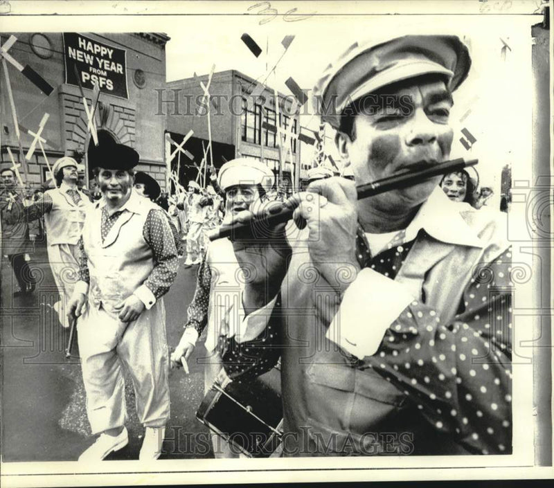 Load image into Gallery viewer, 1973 Press Photo Purul Club fife and drum band march in Mummers' parade in PA
