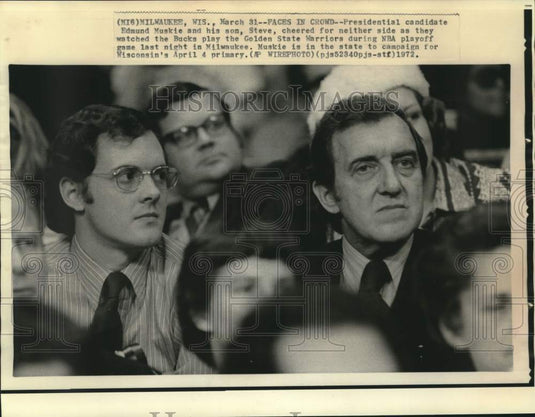1972 Press Photo Edmund and Steve Muskie watch NBA game in Milwaukee, Wisconsin