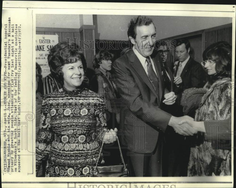 Load image into Gallery viewer, 1972 Press Photo Edmund and June Muskie campaign at Milwaukee fish fry
