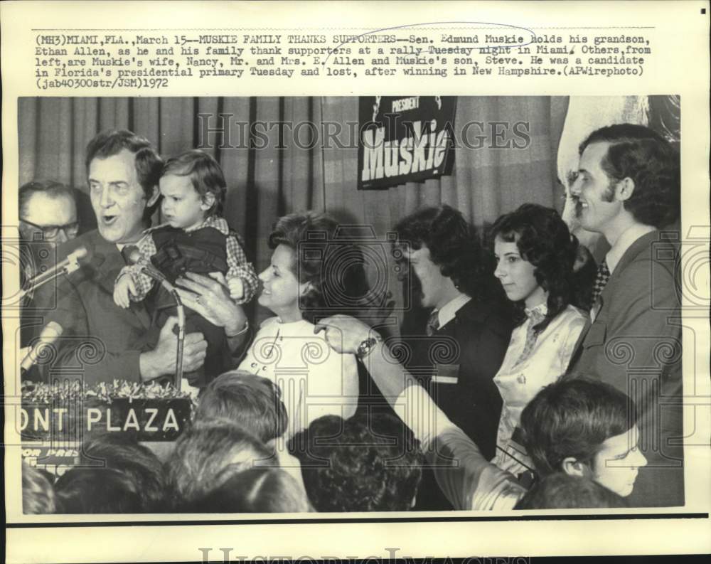 1972 Press Photo Senator Edmund Muskie and family thank supporters in Miami