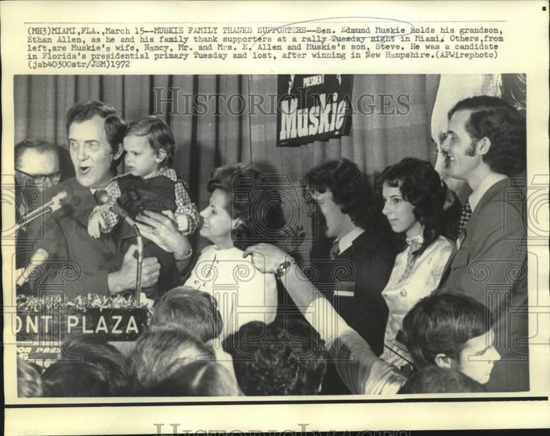 Load image into Gallery viewer, 1972 Press Photo Senator Edmund Muskie and family thank supporters in Miami

