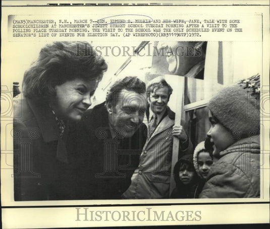 1972 Press Photo Senator & Mrs.Edmund Muskie visit New Hampshire schoolchildren