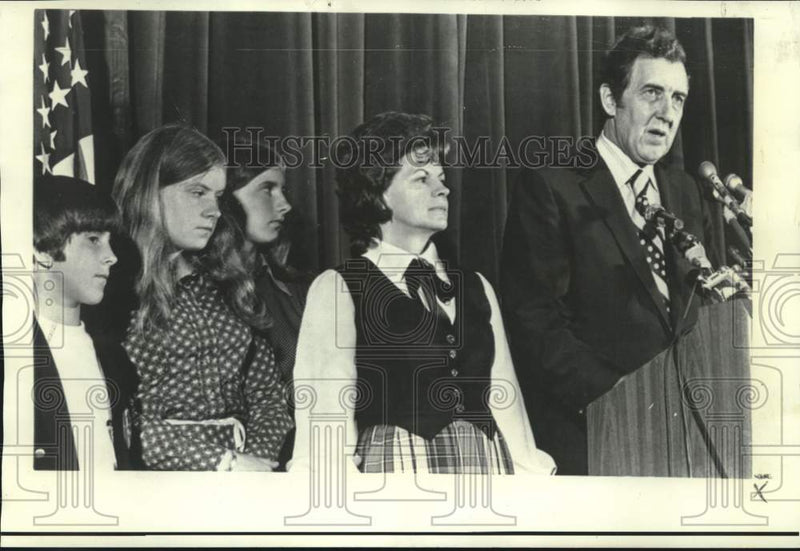 Load image into Gallery viewer, 1972 Press Photo Senator Edmund Muskie announces nomination withdrawal in Miami
