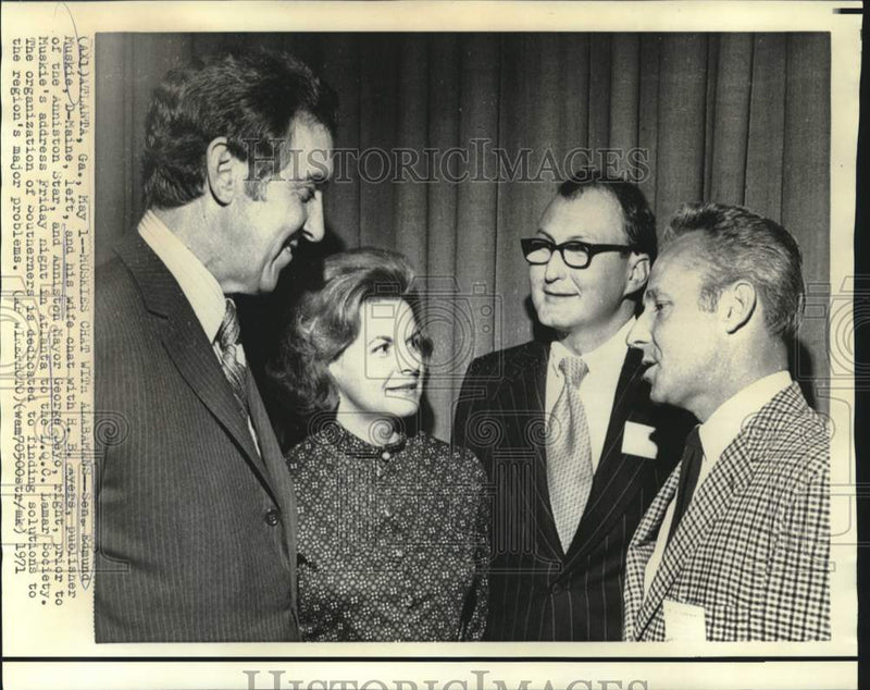 Load image into Gallery viewer, 1971 Press Photo Edmund Muskie chats with Alabamans at LQC Lamar Society event
