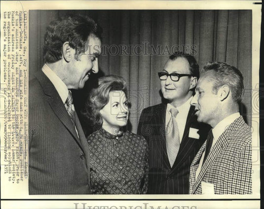 1971 Press Photo Edmund Muskie chats with Alabamans at LQC Lamar Society event