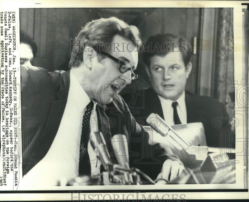 Load image into Gallery viewer, 1969 Press Photo Senators Edmund Muskie and Kennedy at Maine oil port hearing
