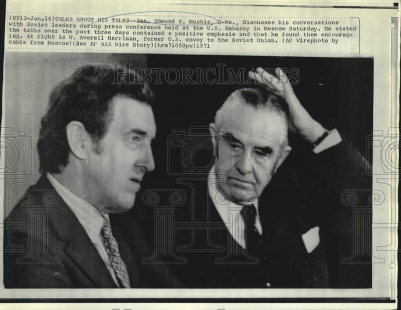 Load image into Gallery viewer, 1971 Press Photo Senator Edmund Muskie Talks Soviet Visit with Press, Moscow
