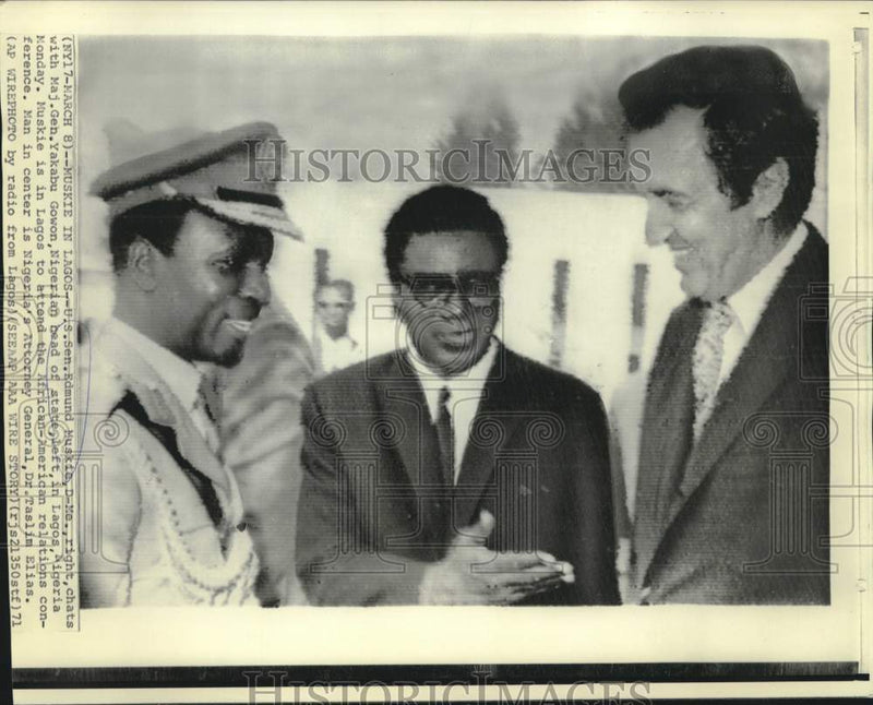 Load image into Gallery viewer, 1971 Press Photo Senator Edmund Muskie with Nigerian Government Officials, Lagos

