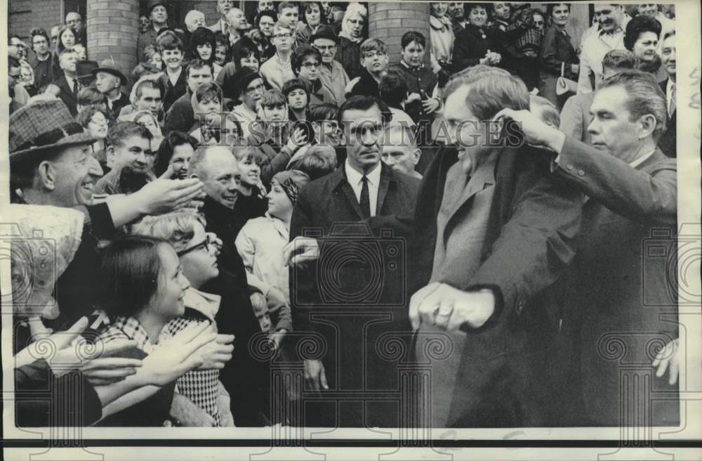 1968 Press Photo Senator Edmund Muskie greets a crowd at a church in Minnesota