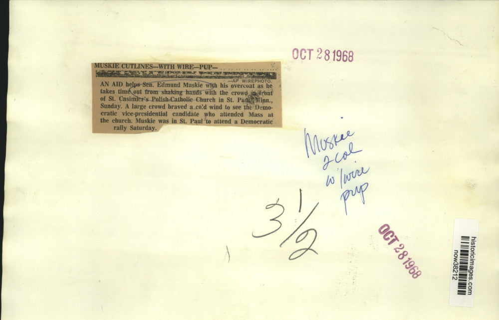 1968 Press Photo Senator Edmund Muskie greets a crowd at a church in Minnesota