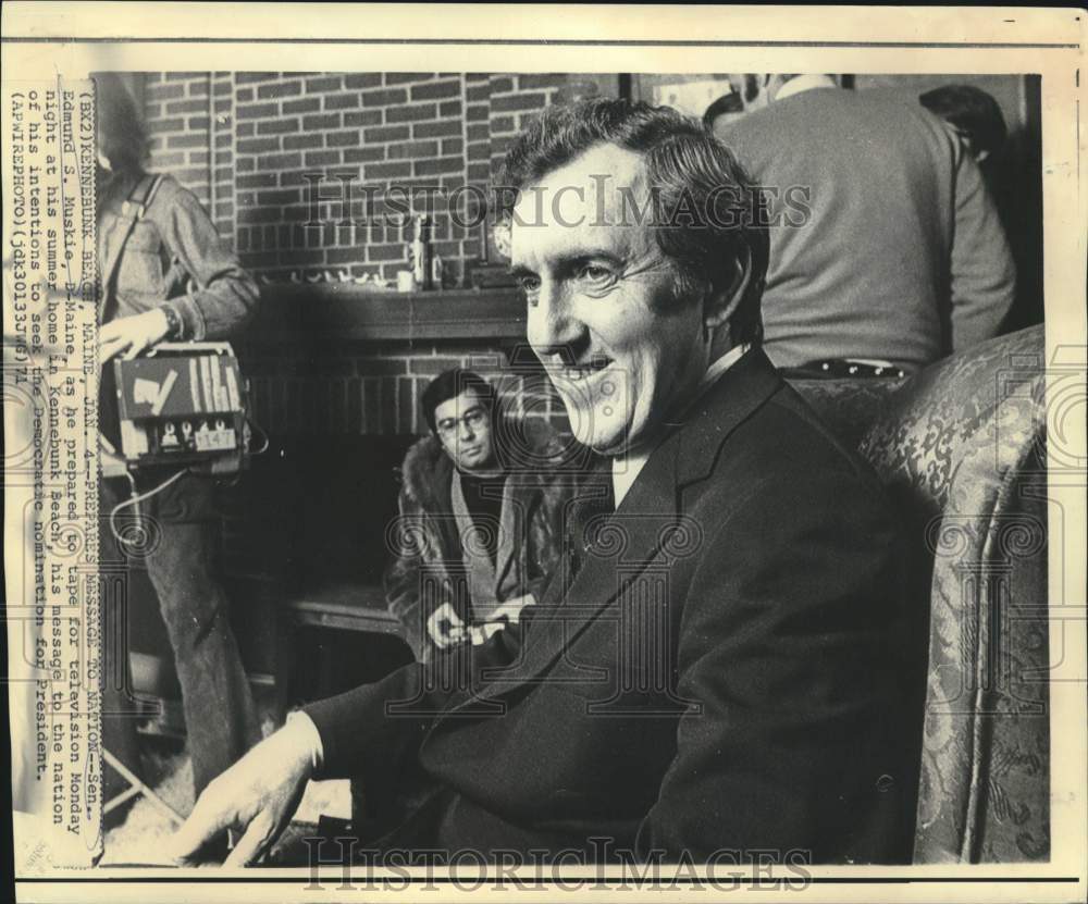 1971 Press Photo Sen. Ed Muskie prepares to appear on TV at his summer home, ME.