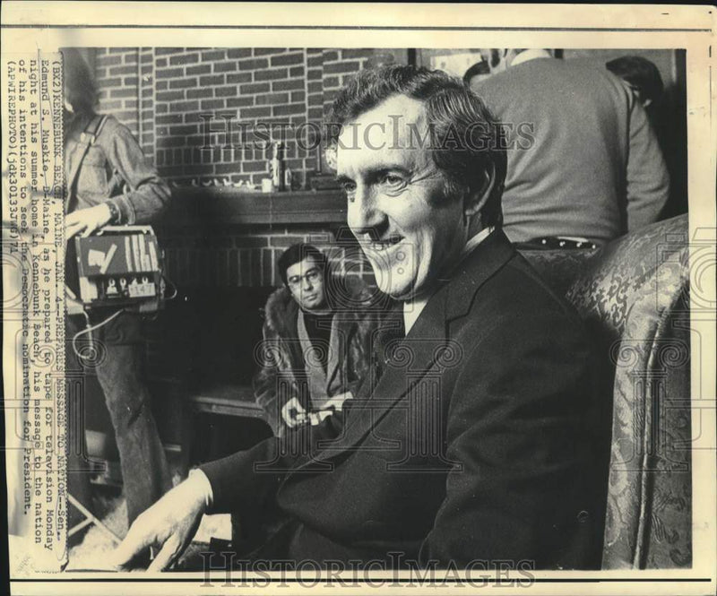 Load image into Gallery viewer, 1971 Press Photo Sen. Ed Muskie prepares to appear on TV at his summer home, ME.
