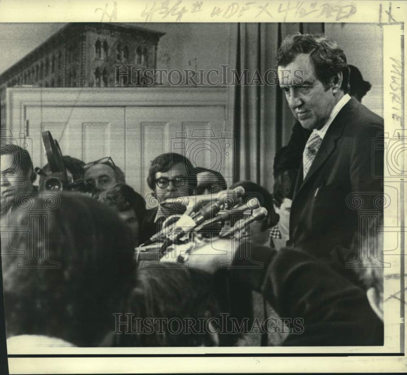 Load image into Gallery viewer, 1972 Press Photo Senator Edmund Muskie answers questions from newsmen in Chicago

