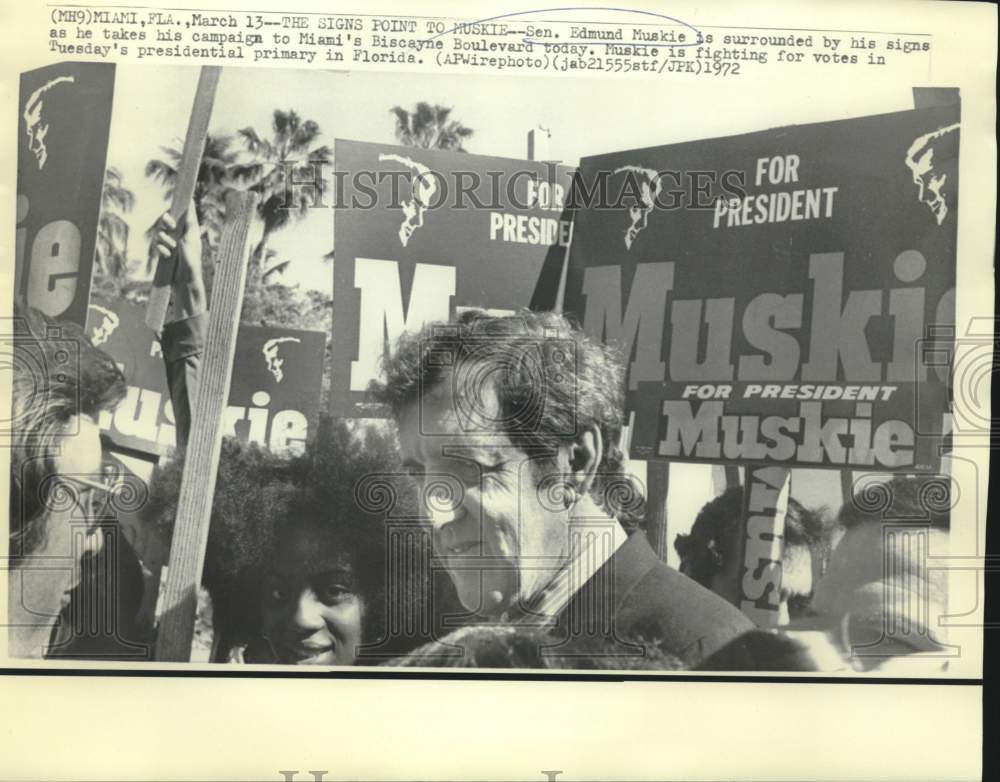 1972 Press Photo Edmund Muskie surrounded by campaign signs at Miami rally