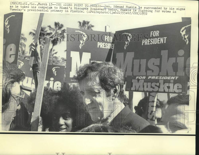 Load image into Gallery viewer, 1972 Press Photo Edmund Muskie surrounded by campaign signs at Miami rally
