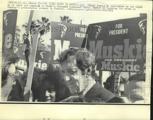1972 Press Photo Edmund Muskie surrounded by campaign signs at Miami rally