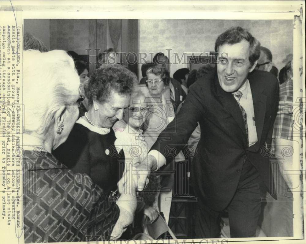 1972 Press Photo Senator Edmund Muskie speaks to Florida group of elderly women