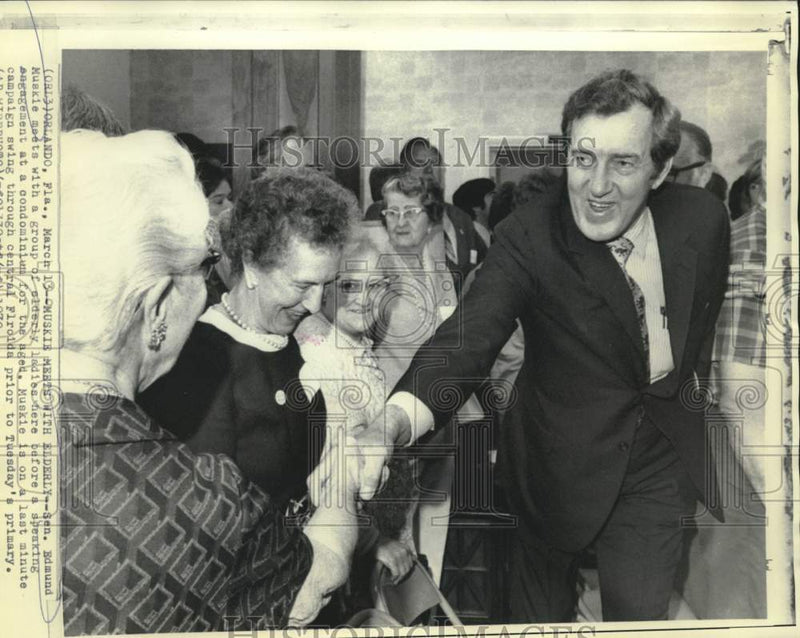 Load image into Gallery viewer, 1972 Press Photo Senator Edmund Muskie speaks to Florida group of elderly women
