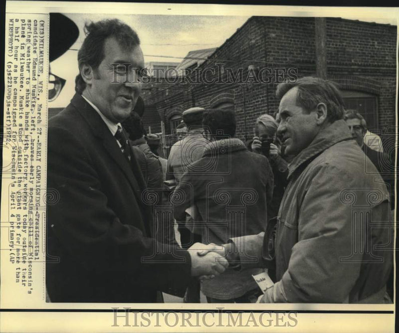 Load image into Gallery viewer, 1972 Press Photo Edmund Muskie campaigns outside Milwaukee factory - now38240
