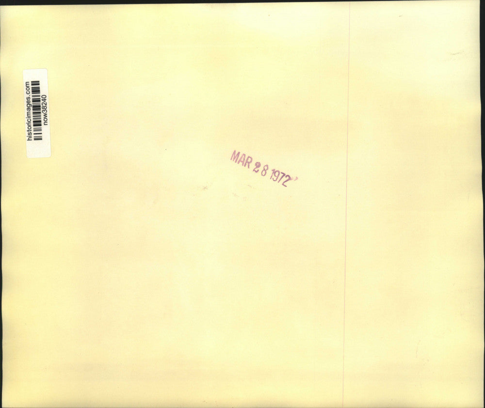 1972 Press Photo Edmund Muskie campaigns outside Milwaukee factory - now38240