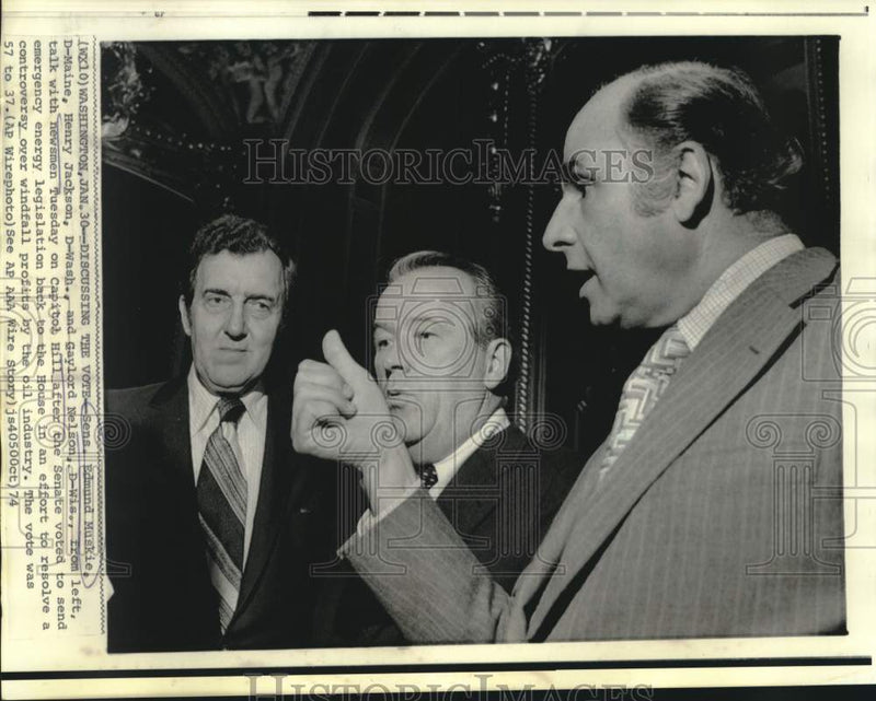 Load image into Gallery viewer, 1974 Press Photo Senators Muskie, Jackson and Nelson discuss energy legislation
