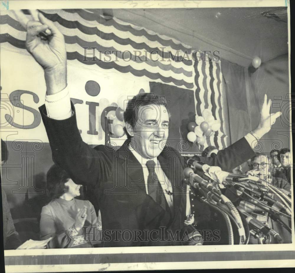 1972 Press Photo Sen. Ed Muskie celebrates after taking a lead in votes, N.H.
