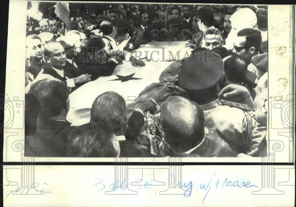1970 Press Photo Mourners rush to touch coffin bearing body of Abdel Nasser