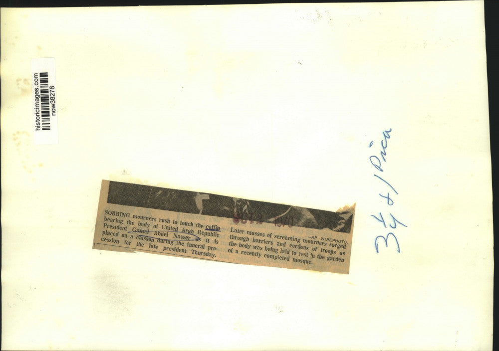 1970 Press Photo Mourners rush to touch coffin bearing body of Abdel Nasser