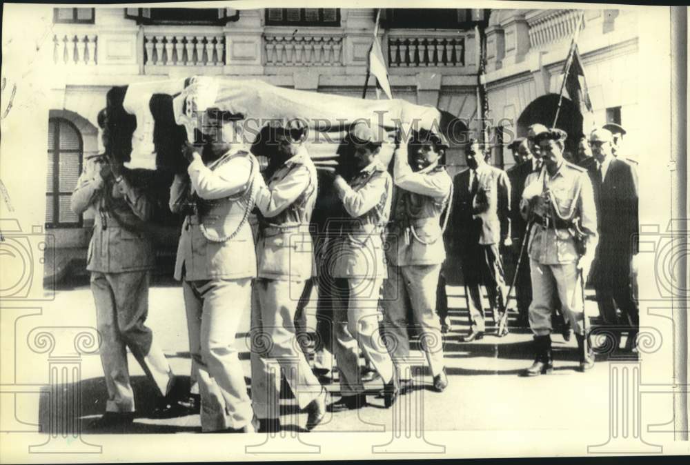 1970 Press Photo Egypt's Gamal Abdel Nassers' coffin carried from palace