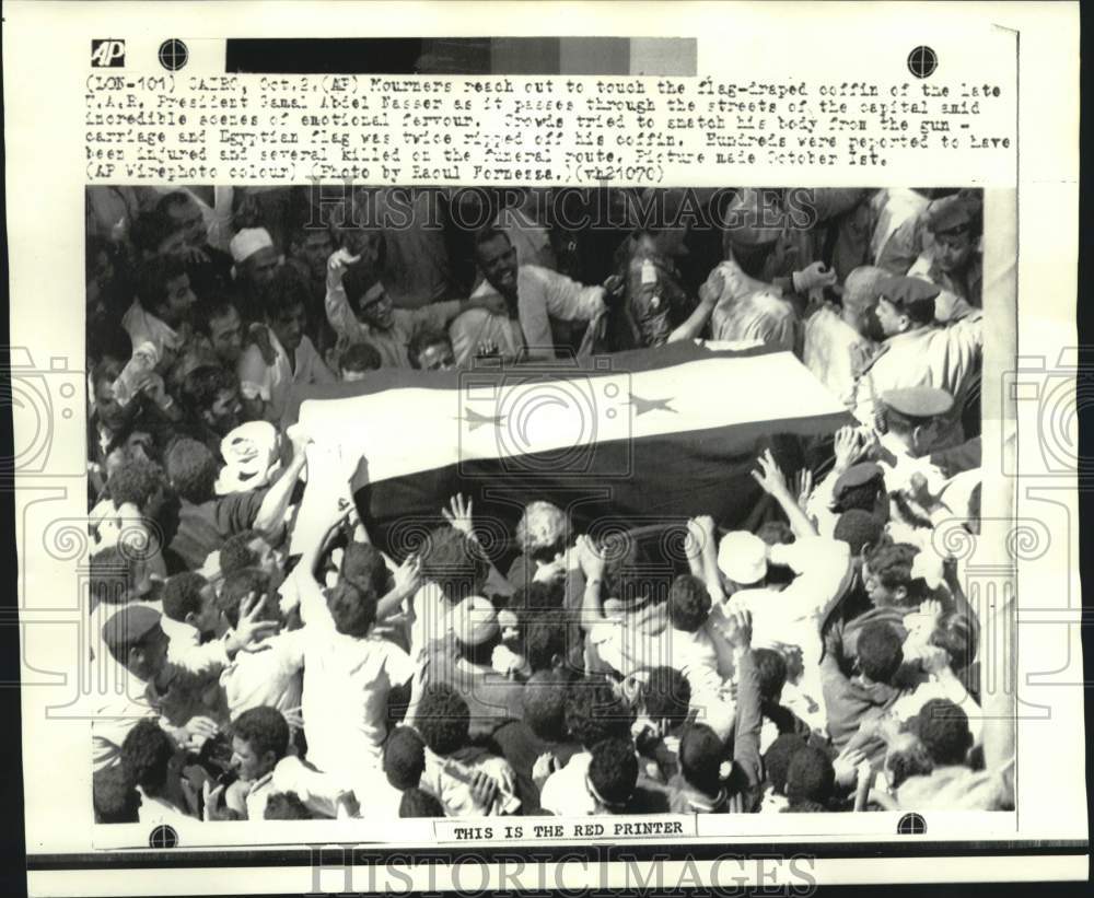 1970 Press Photo Mourners reach out to touch coffin of Gamal Abdel Nasser