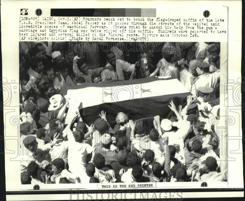 Load image into Gallery viewer, 1970 Press Photo Mourners reach out to touch coffin of Gamal Abdel Nasser
