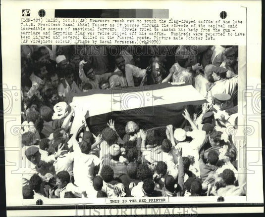1970 Press Photo Mourners reach out to touch coffin of Gamal Abdel Nasser