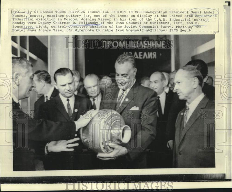 Load image into Gallery viewer, 1970 Press Photo Egyptian Pres. Gamal Abdel Nasser examines pottery in Russia
