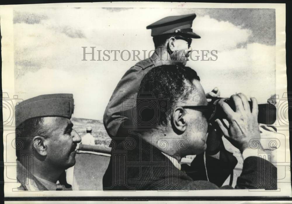 1968 Press Photo President Gamal Nasser, government leaders watch troops, Egypt