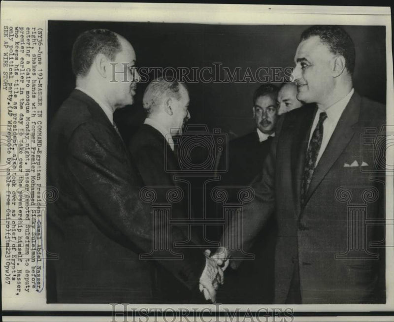 Load image into Gallery viewer, 1967 Press Photo Egypt's Gamal Abdel Nasser and Mohammed Suleiman greet in Cairo
