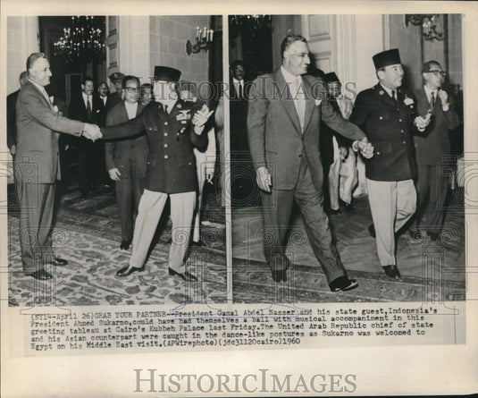 1960 Press Photo Egypt's Gamal Abdel Nasser welcomes Ahmed Sukarno to Cairo