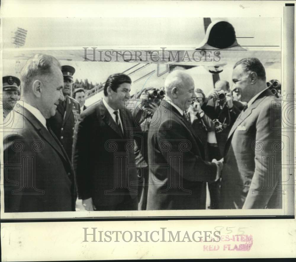 1970 Press Photo Egypt's Gamal Abdel Nasser welcomed by Nikolai Podgorny