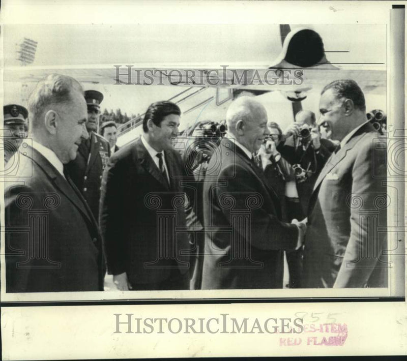 Load image into Gallery viewer, 1970 Press Photo Egypt's Gamal Abdel Nasser welcomed by Nikolai Podgorny
