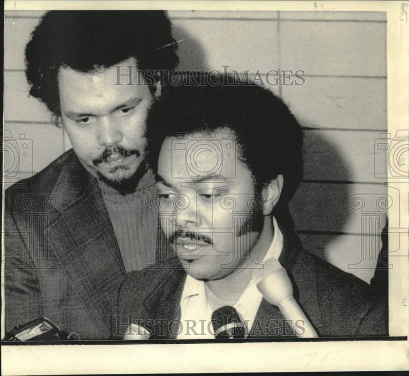Load image into Gallery viewer, 1974 Press Photo Bill Owens and Edmund Rodman relay Walpole inmates demands
