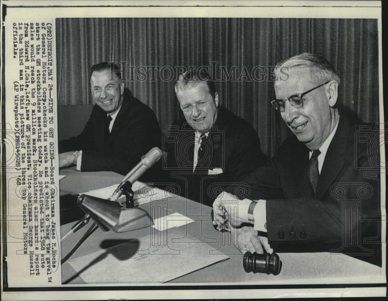 Load image into Gallery viewer, 1968 Press Photo James Roche &amp; Gen. Motors officials start stockholders meeting

