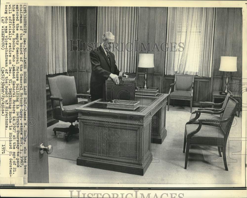 1971 Press Photo General Motors President James Roche packs his mementos